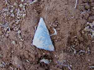 E12区ベルト出土の縄文時代の石器（南から）の写真