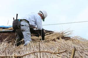 葺替え作業を行う職人