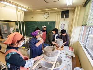 石臼で豆腐づくり1