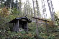 母也明神と巫女塚