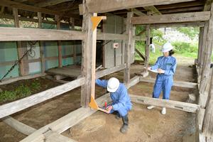 ハセ小屋の柱傾斜実測